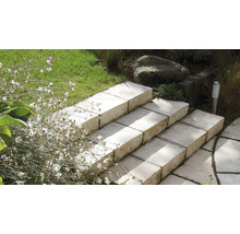 Schody z prírodných kamenných kvádrov v záhrade