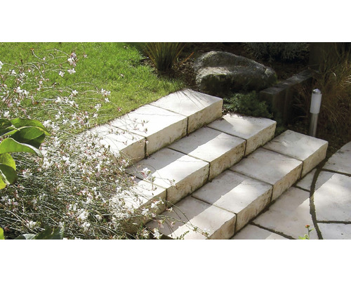 Schody z prírodných kamenných kvádrov v záhrade