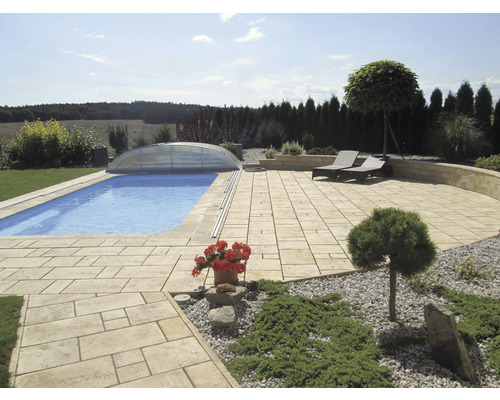 Vonkajší priestor s bazénom, terasou so záhradným nábytkom a rôznymi rastlinami.