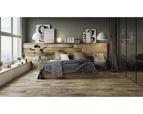 Spálňa s drevenou podlahou, posteľ s dreveným čelom a dekoratívnymi prvkami