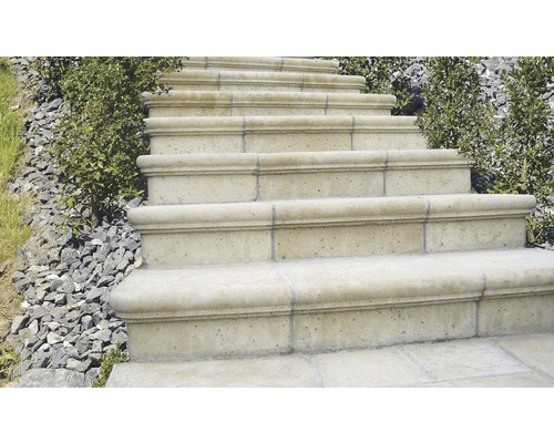 Vonkajšie schodisko z betónu s bočnou výsadbou