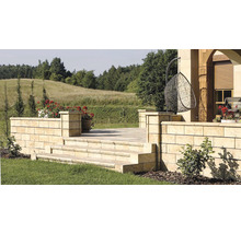 Exteriér s murivom, schody a závesným košom