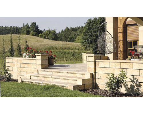 Exteriér s murivom, schody a závesným košom