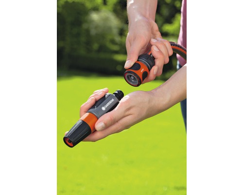 Osoba pripája striekaciu trysku ku konektoru hadice Gardena.