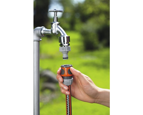 Záhradná hadica sa pripája k vodovodnému kohútiku