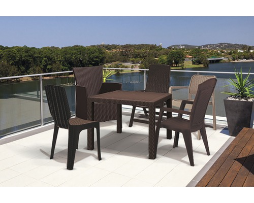 Záhradná sedacia súprava so stolom a stoličkami na terase s výhľadom na jazero