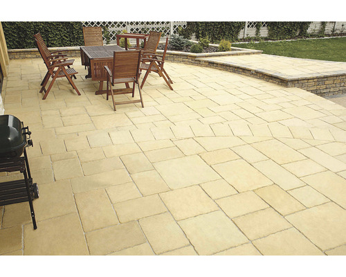 Dláždená terasa so záhradným stolom a grilom