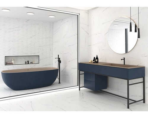 Moderná kúpeľňa s vaňou, umývadlom a mramorovými obkladmi