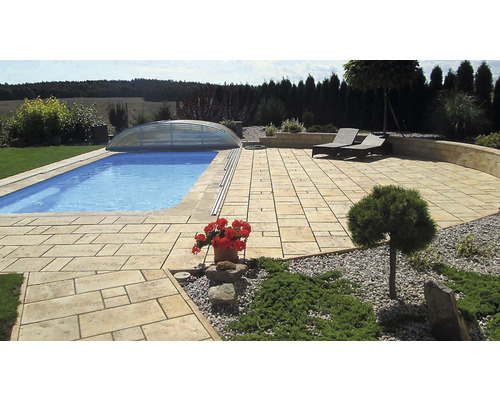 Bazén so zastrešením a kamennými doskami v záhrade