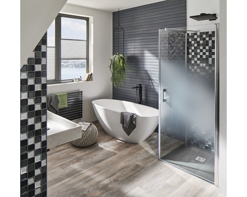 Moderná kúpeľňa s voľne stojacou vaňou, sprchou, umývadlom a radiátorom