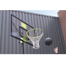 Basketbalový kôš s loptou a sieťou pred stenou