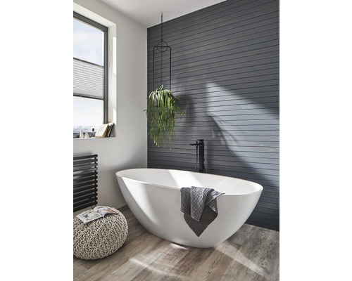 Kúpeľňa s voľne stojacou vaňou, uterákom a izbovou rastlinou