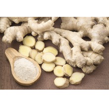 Zázvorový koreň s plátkami zázvoru a zázvorovým práškom