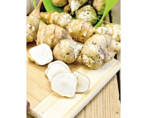 Hľuzy topinambura na drevenej doske