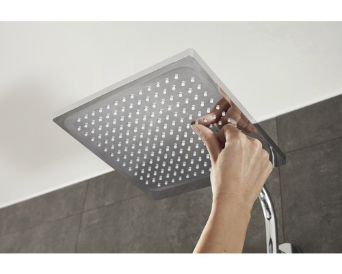 Štvorcová sprchová hlavica s rukou, ktorá čistí trysky