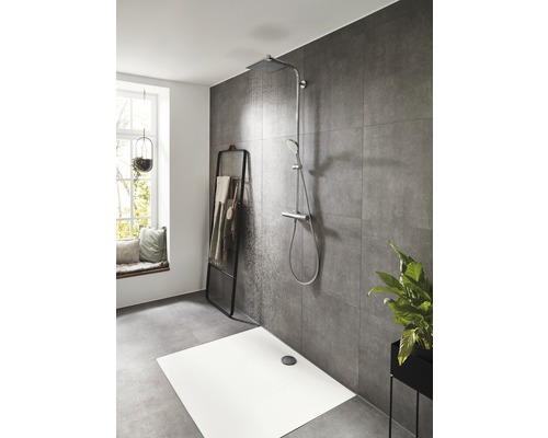 Moderná kúpeľňa s bezbariérovým sprchovacím kútom, držiakom na uteráky a rastlinou