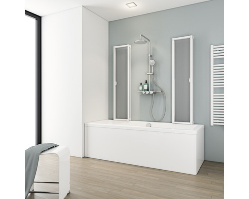 Moderná kúpeľňa s vaňou, sprchovou zástenou, sprchovacím setom a radiátorom na uteráky