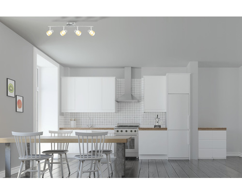 Moderná kuchyňa s jedálenským stolom a stropným svietidlom s bodovými svetlami