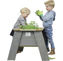 Detské drevené pieskovisko s dvoma hrajúcimi sa deťmi