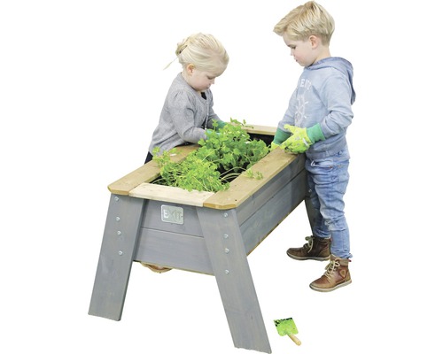 Vyvýšený záhon pre deti s rastlinami a dvoma deťmi