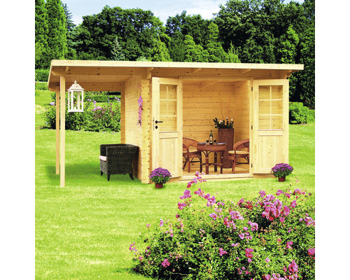 Záhradný domček s otvorenou verandou, záhradným nábytkom a dekoráciou v záhrade