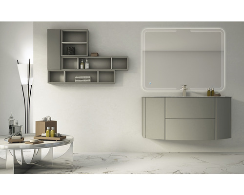 Moderná kúpeľňa s umývadlovou skrinkou, osvetleným zrkadlom a policami