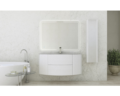 Kúpeľňa s umývadlovou skrinkou, zrkadlom s osvetlením a vysokou skrinkou