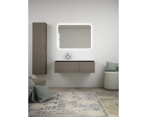 Kúpeľňa s umývadlom, zrkadlom s osvetlením a vysokou skriňou