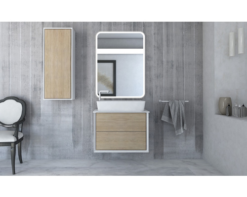 Kúpeľňa s umývadlom, osvetleným zrkadlom a nástennou skrinkou