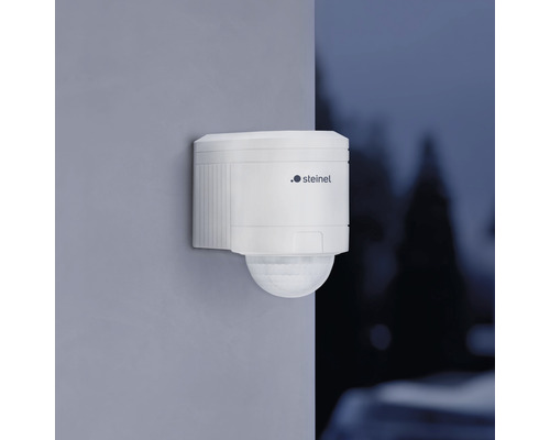 Biely detektor pohybu na montáž na stenu s logom Steinel.