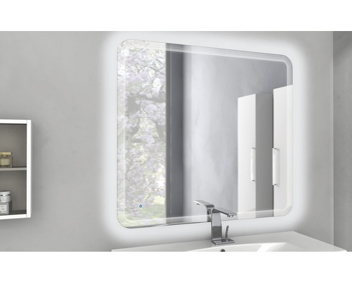 Osvetlené kúpeľňové zrkadlo nad umývadlom s batériou v kúpeľni.