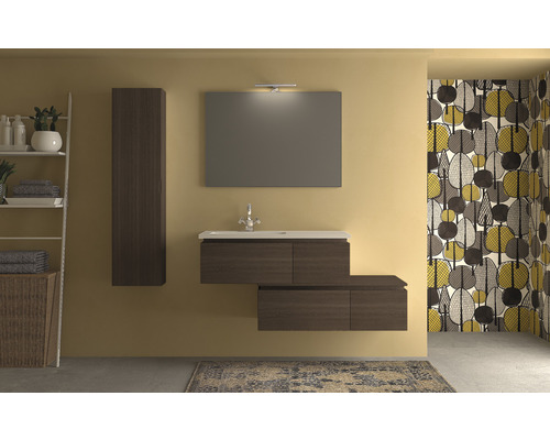 Kúpeľňa s umývadlom, zrkadlom, závesnou skrinkou a regálom