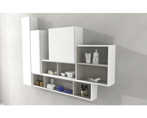 Biely kúpeľňový nábytok so skrinkami a otvorenými policami na stene