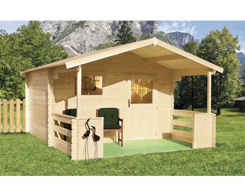 Drevený záhradný domček s verandou na lúke