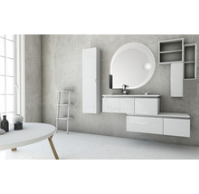 Svetlá kúpeľňa s umývadlom, zrkadlovou skrinkou a policami pre modernú atmosféru.