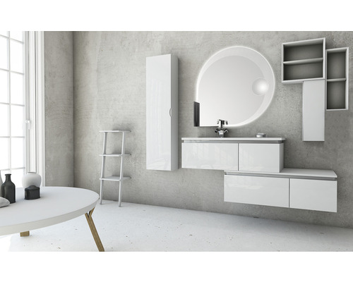 Svetlá kúpeľňa s umývadlom, zrkadlovou skrinkou a policami pre modernú atmosféru.