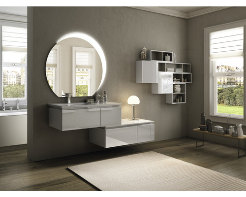 Moderná kúpeľňa s umývadlom, zrkadlom s osvetlením a policami