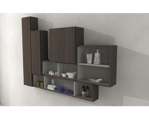 Nástenná polica s niekoľkými priehradkami na uloženie kúpeľňových potrieb.