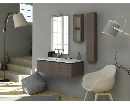 Moderná kúpeľňa s umývadlom, zrkadlom, stoličkou a osvetlením pre svetlé a usporiadané prostredie.