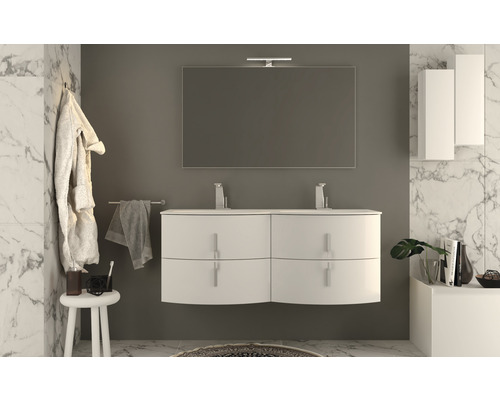 Moderná kúpeľňa s bielym umývadlom, zrkadlom a kúpeľňovým nábytkom pred mramorovou stenou