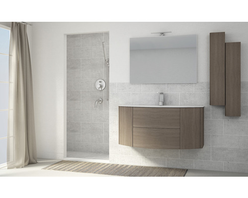 Moderná kúpeľňa s umývadlovou skrinkou, zrkadlom, ručnou sprchou a sprchovou batériou.