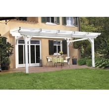 Biela drevená pergola so sedacou súpravou na terase