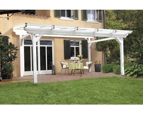 Biela drevená pergola so sedacou súpravou na terase