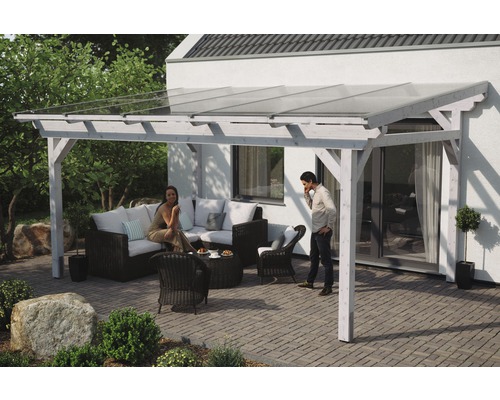 Zastrešenie terasy SKAN HOLZ Sanremo 541 x 250 cm lepené drevo biele ošetrené Zastrešená terasa s dreveným rámom a sklenenou strechou a posedením