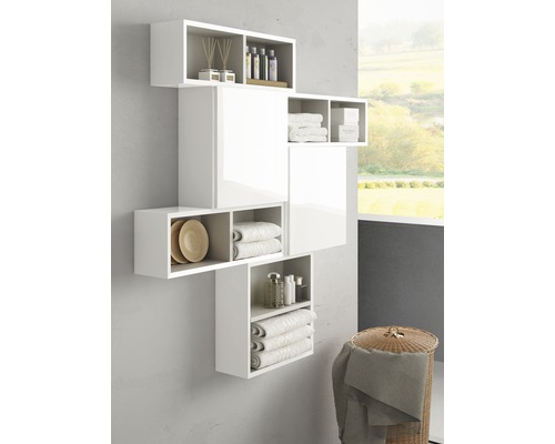 Nástenná polica s priehradkami a dvierkami skriniek v kúpeľni na uloženie uterákov a kozmetiky