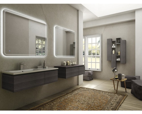 Kúpeľňa s umývadlami, zrkadlami s osvetlením a drevenými skrinkami