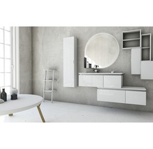 Kúpeľňa s bielym umývadlom, zrkadlovou skriňou, okrúhlym zrkadlom a odkladacím stolíkom