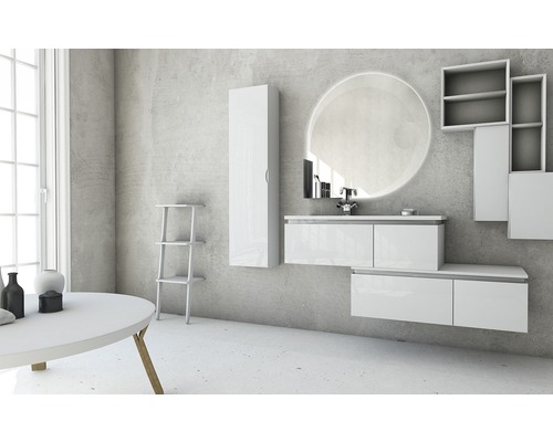 Kúpeľňa s bielym umývadlom, zrkadlovou skriňou, okrúhlym zrkadlom a odkladacím stolíkom