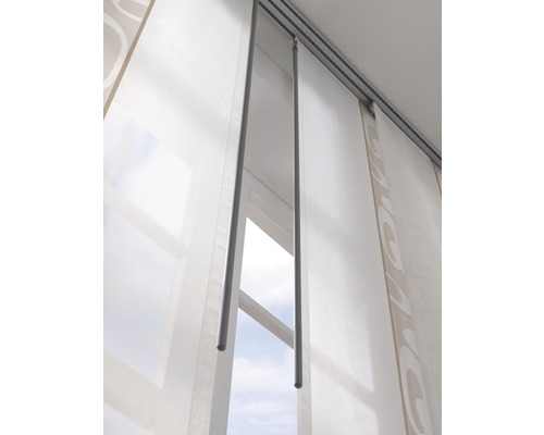 Posuvné závesy so závažovou tyčou pred oknom