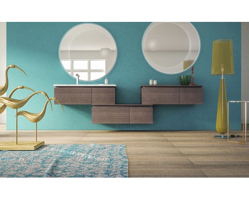 Kúpeľňa s umývadlom, zrkadlami, stojacou lampou a dekoráciou